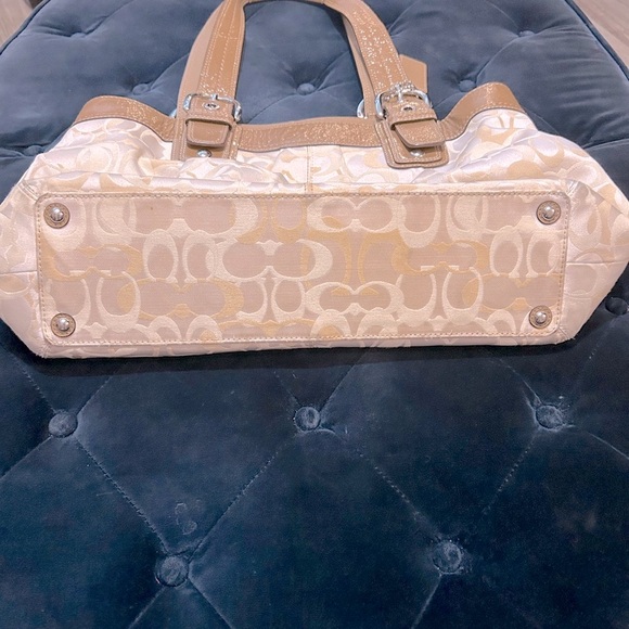 BEAUTIFUL, white and beige large COACH purse in excellent condition. - Picture 3 of 8